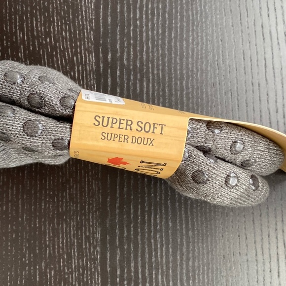 Fuzzy Slippers / Socks with Canadian Flag - Picture 5 of 5